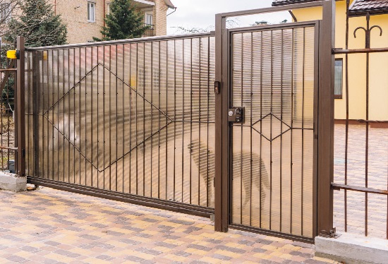 Купить ворота из профлиста с элементами ковки, с металлическими столбами в рамке или под дерево в Бугульме от 153855 руб